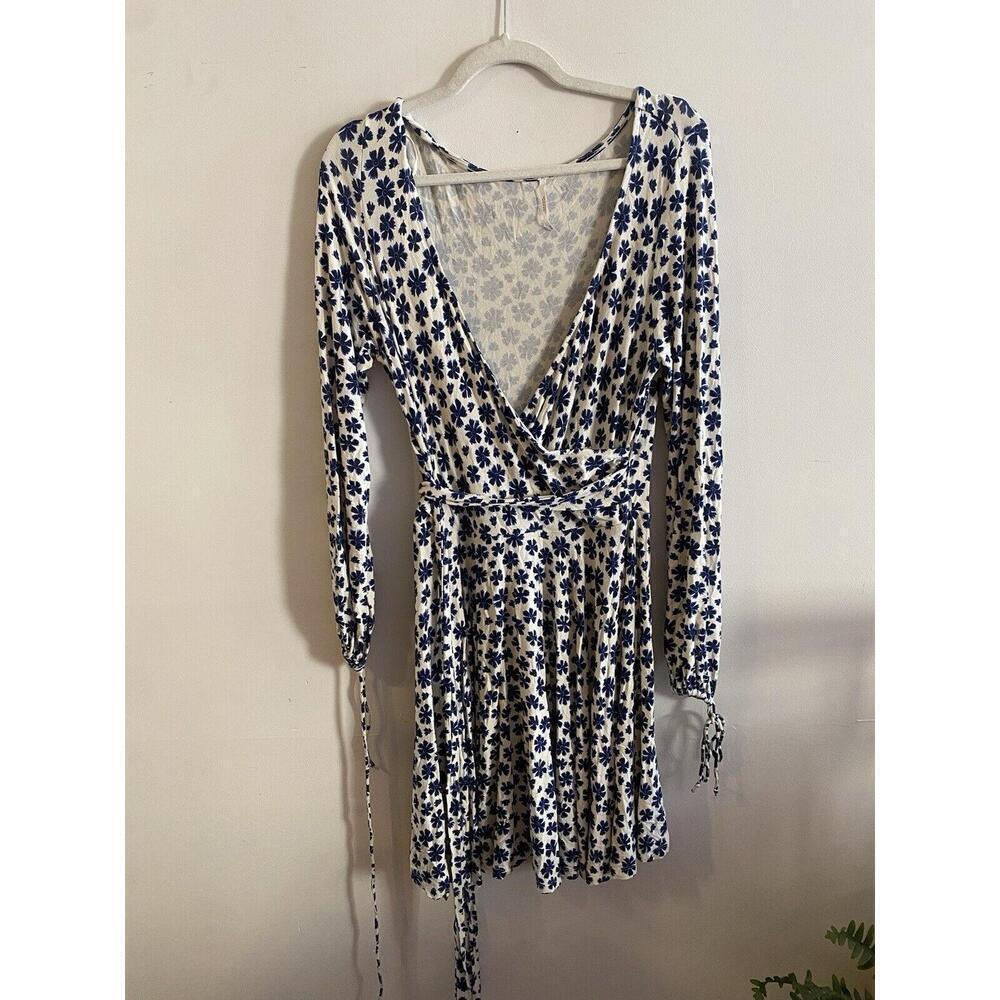 Free People Womens Wrap Dress M White Blue‎ Flowers LS Ties Wrist Wrap Belt Knit
